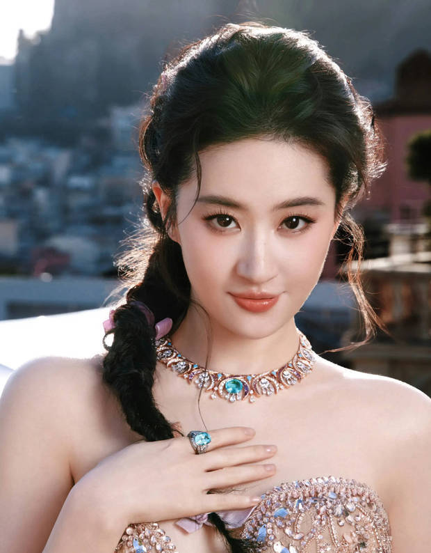 刘亦菲着《闪钻裸色抹胸裙》秀优雅 侧编麻花辫显俏皮 -1