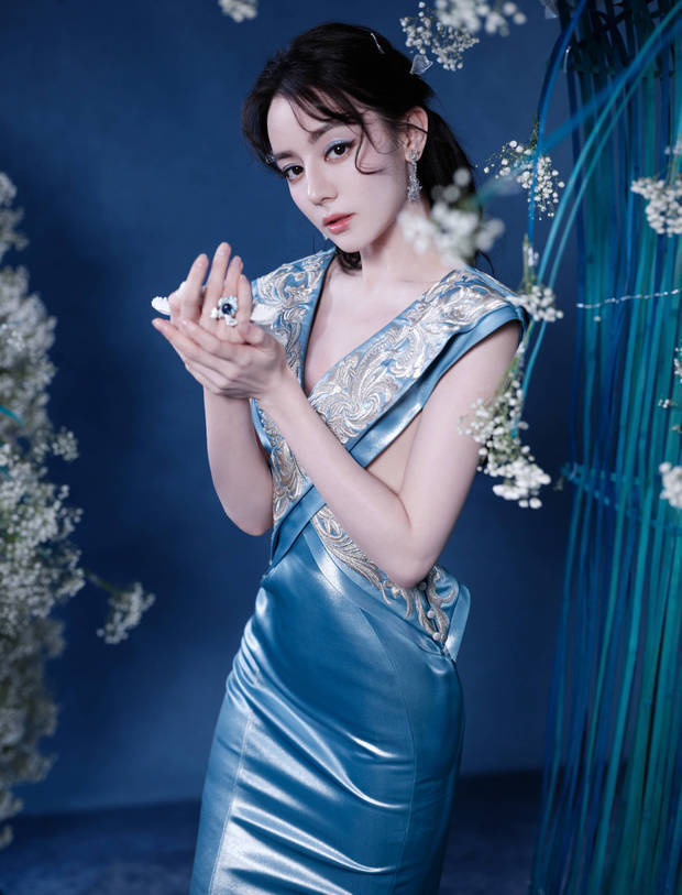 迪丽热巴蓝裙风姿，缎面裙摆如海螺公主般摇曳 -3