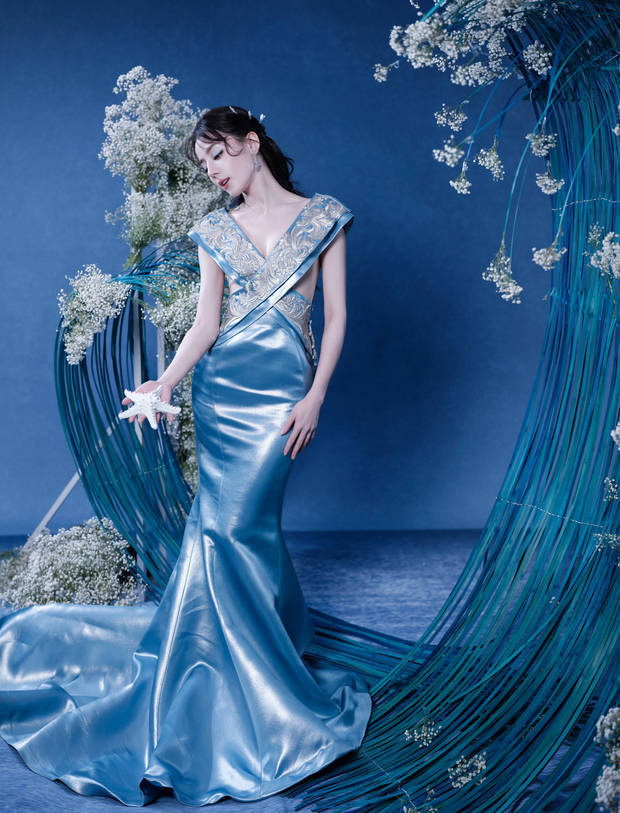 迪丽热巴蓝裙风姿，缎面裙摆如海螺公主般摇曳 -2