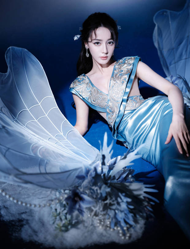 迪丽热巴蓝裙风姿，缎面裙摆如海螺公主般摇曳 -1