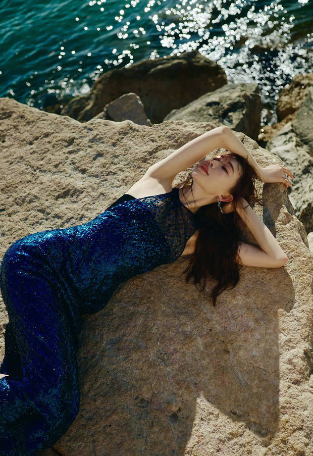 林志玲蓝裙卧礁石，如人鱼般温柔诱惑 -2