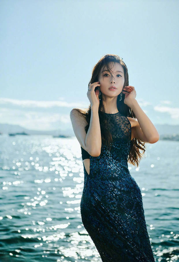 林志玲蓝裙卧礁石，如人鱼般温柔诱惑 -4