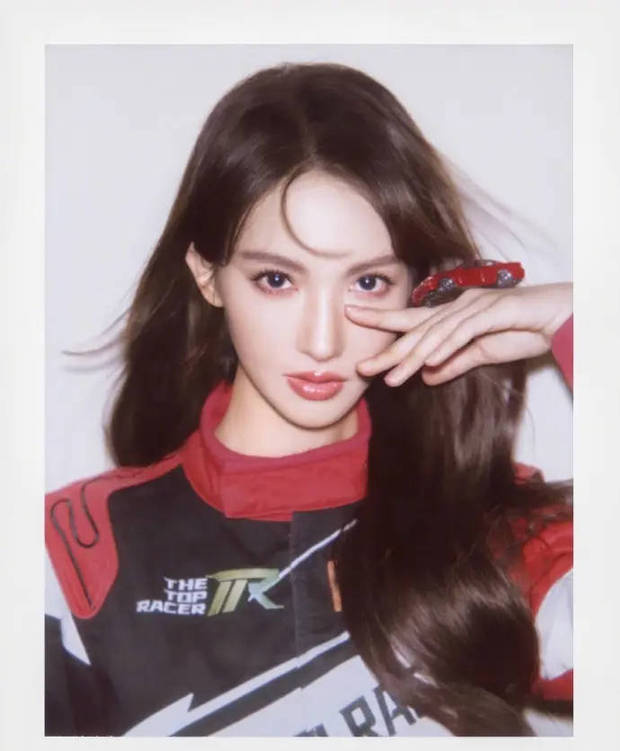 金晨墨镜遮面酷飒满分，明媚演绎个性时尚 -2