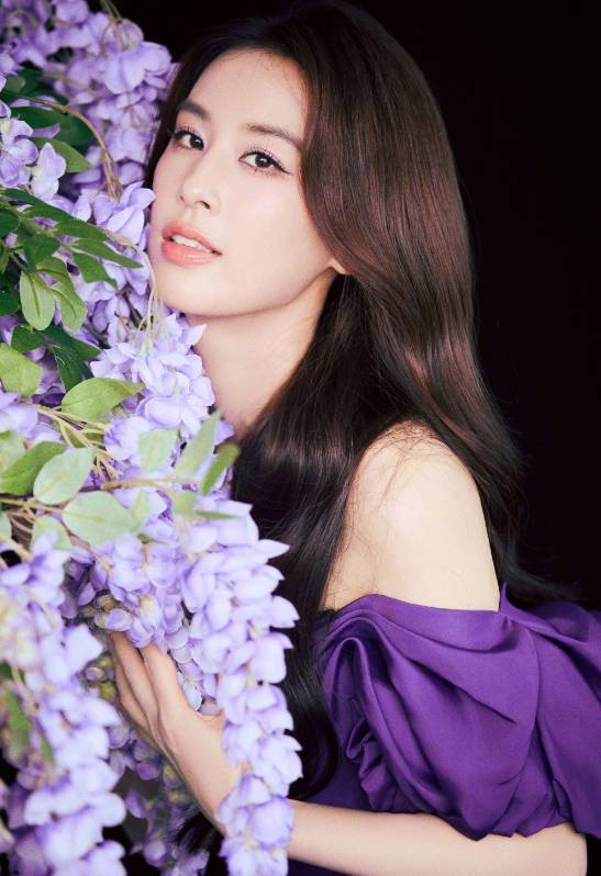 黄圣依穿紫裙秀天鹅颈 花饰点缀似公主 -1