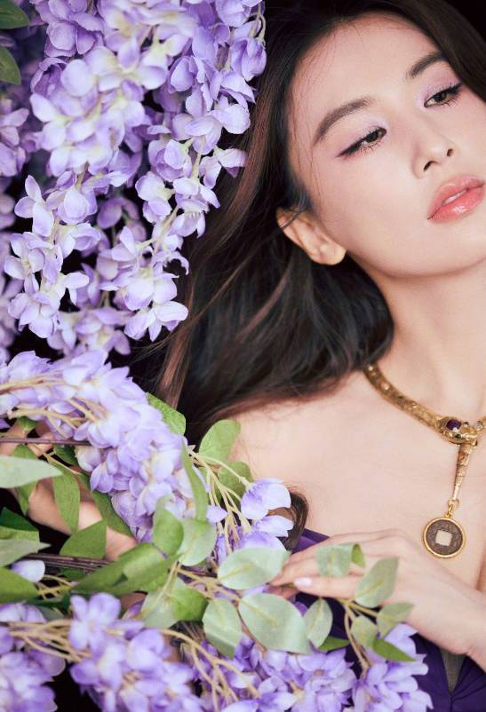 黄圣依穿紫裙秀天鹅颈 花饰点缀似公主 -3