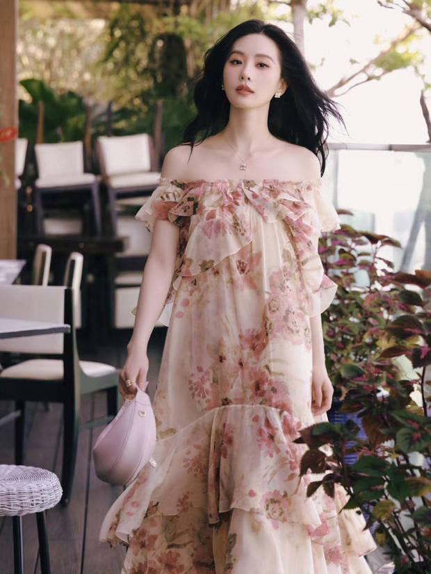 刘诗诗《印花露肩裙》灵动甜美惊艳亮相 -1