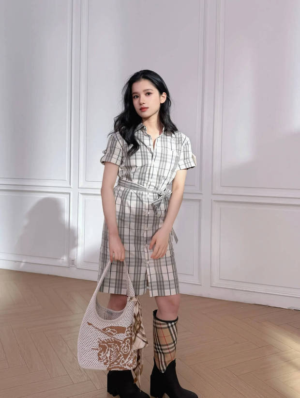 张婧仪格子裙搭配卷发，展现俏皮少女风 -2