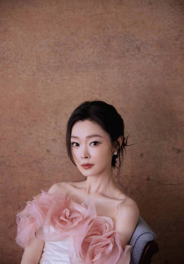 宋轶春日化身花神，粉裙展现柔美身姿 -1