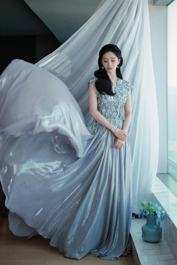 刘诗诗穿银色水光裙,编发展现中式美 -1 刘诗诗穿银色水光裙,编发展现中式美 -1