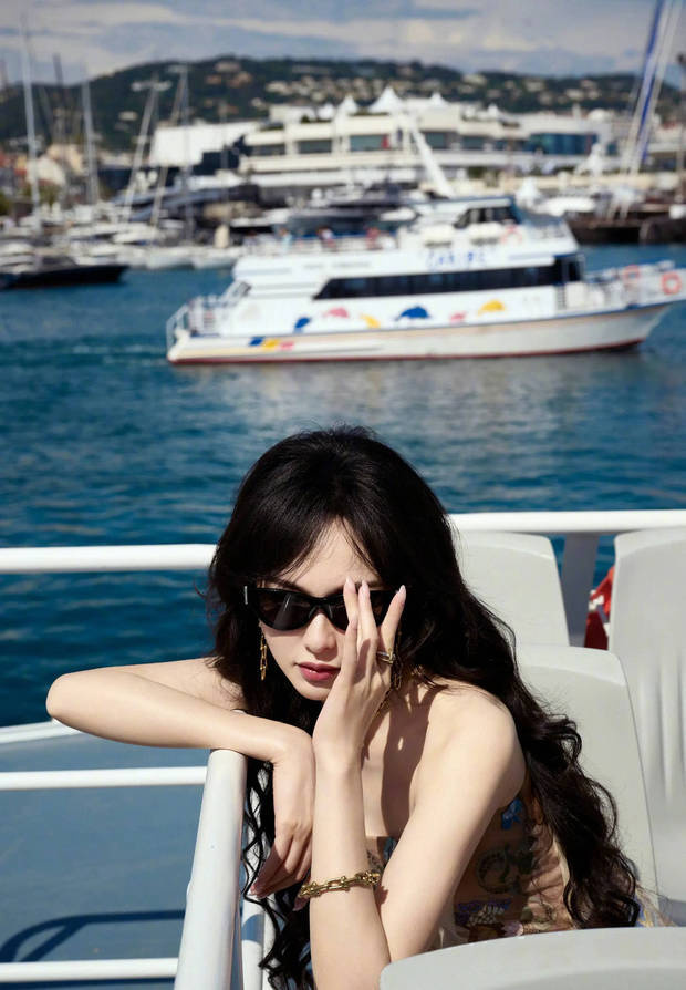 唐嫣戴墨镜大波浪,抹胸长裙展现御姐风范 -1 唐嫣戴墨镜大波浪,抹胸长裙展现御姐风范 -1