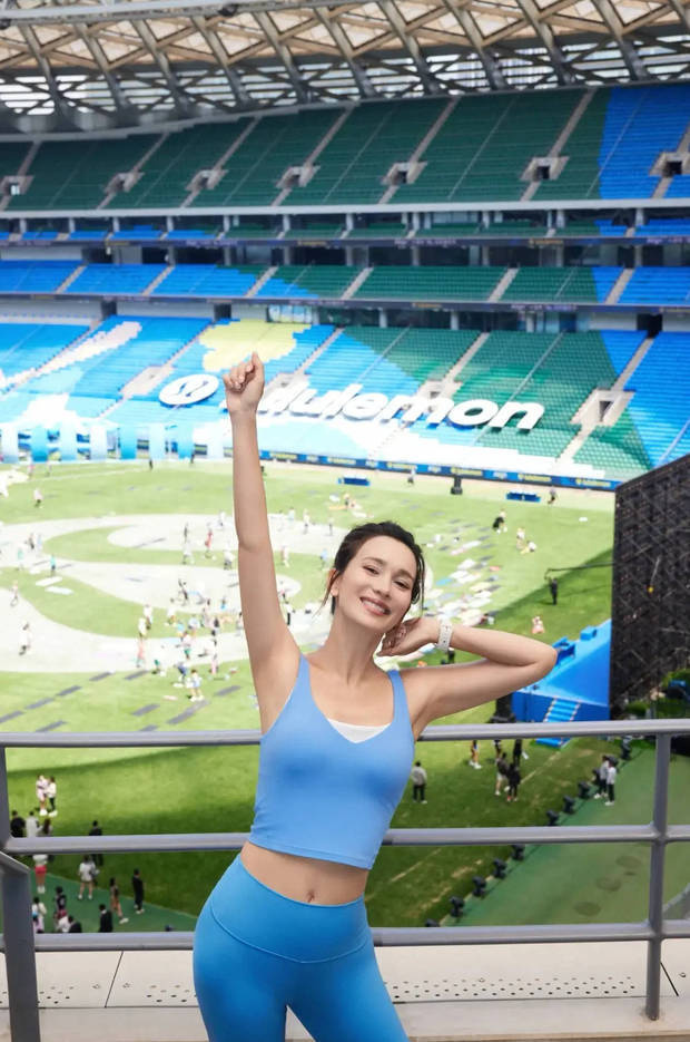 韩庚妻卢靖姗瑜伽装现身，二胎孕肚初显马甲线抢眼 -1