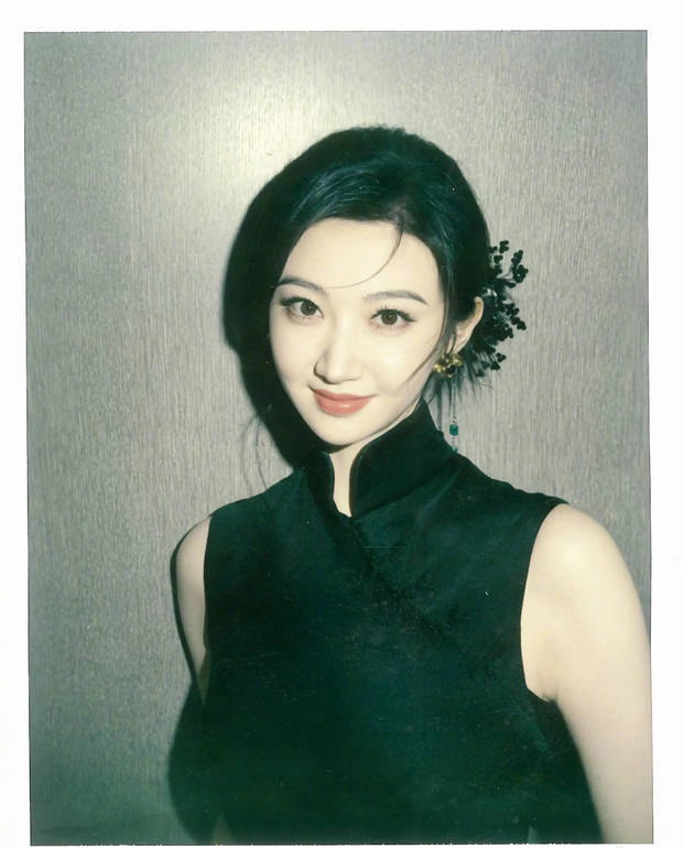 景甜穿《黑色无袖旗袍裙》戴红花复古明艳 -1