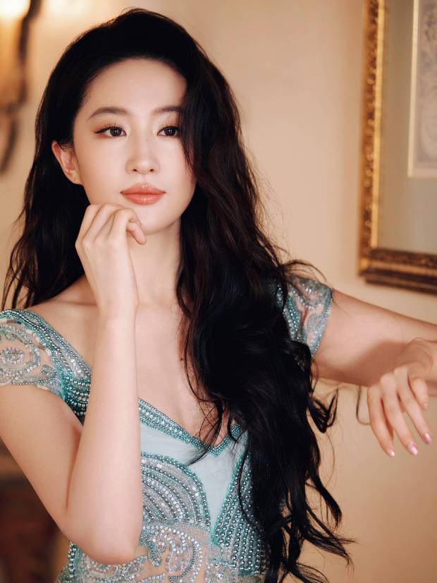 刘亦菲水蓝长裙托腮演绎时尚 -1