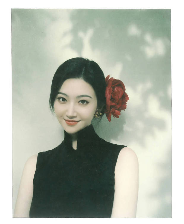 景甜穿《黑色无袖旗袍裙》戴红花复古明艳 -2