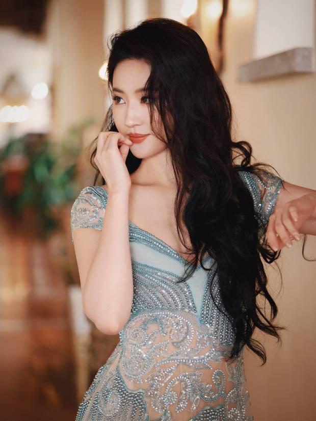 刘亦菲水蓝长裙托腮演绎时尚 -1