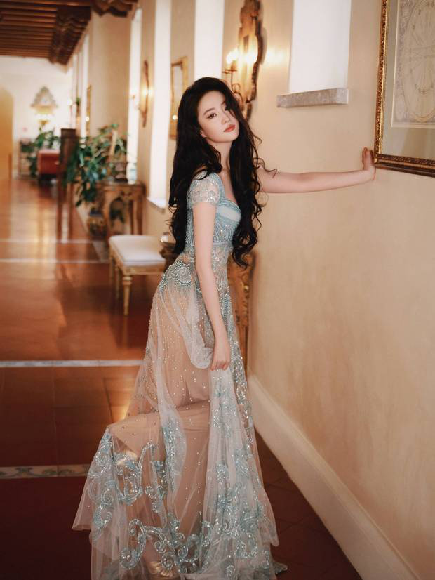 刘亦菲水蓝长裙托腮演绎时尚 -3