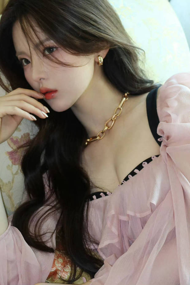 杨超越：粉裙大波浪，蔷薇少女浪漫风 -1