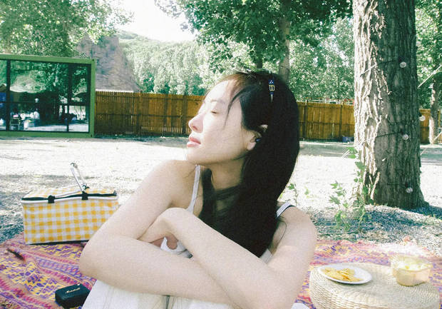 宋茜素颜白吊带，甜美明媚满分 -4