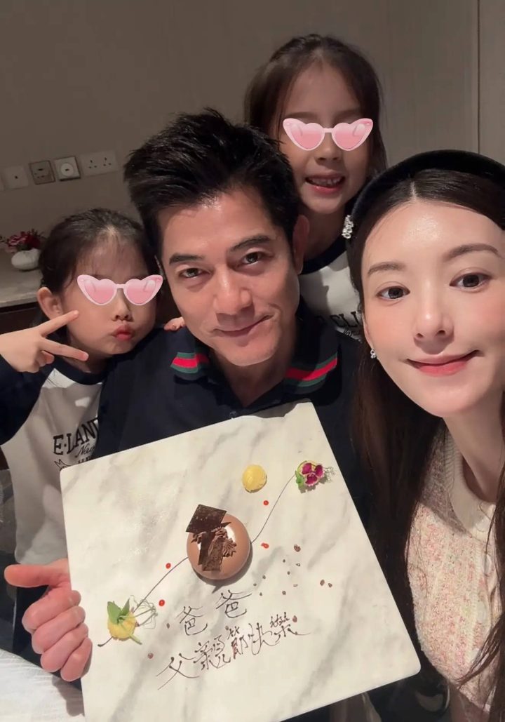 方媛宣布三胎喜讯后首晒照：与郭富城和两女儿亲密合影温馨满满 -2