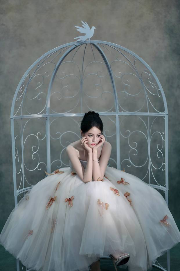 迪丽热巴蝴蝶结白纱裙惊艳！如仙境公主般梦幻优雅 -2