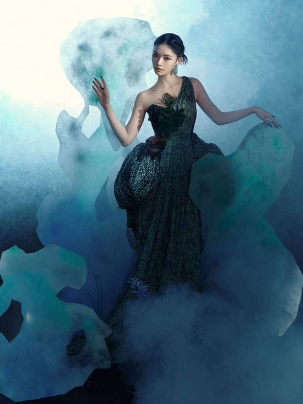 林允演绎新中式风华，孔雀耳饰添神秘魅力 -2