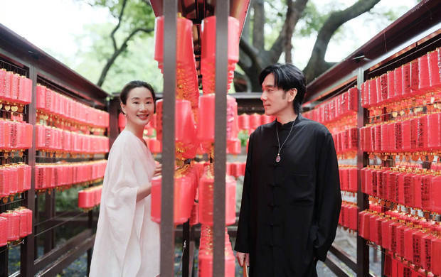 林依轮晒30周年合影：西华相伴，笑容温暖岁月 -2