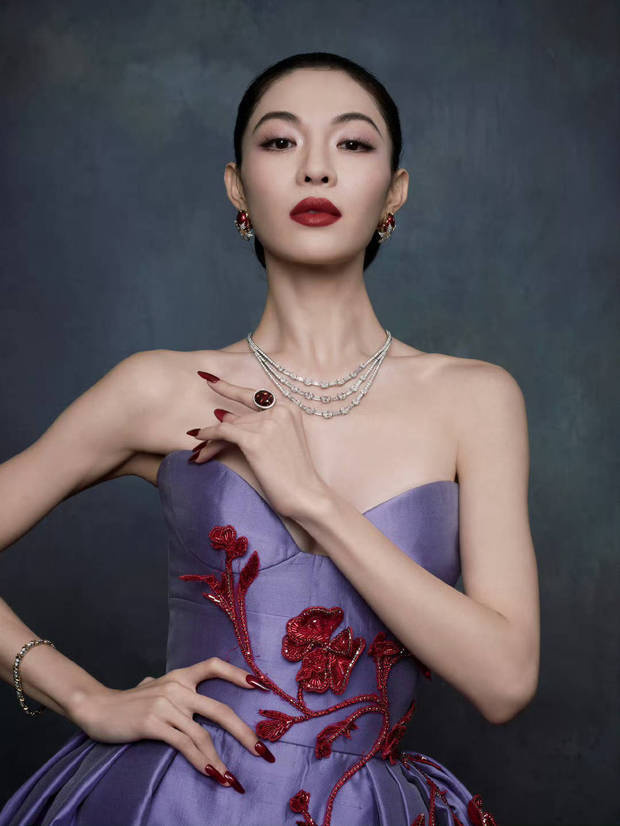 钟楚曦演绎“紫色美学”：抹胸裙显曲线，乌发红唇显高定雍容 -2