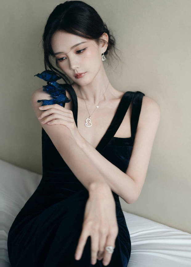 李一桐深V礼服搭配全包眼线，骨感身材惊艳全场 -1