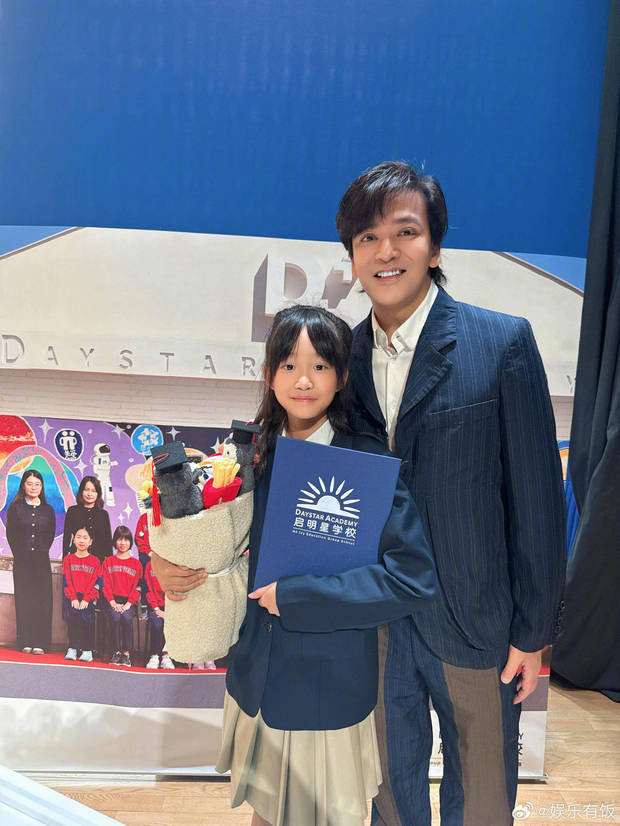 陈晓西装革履，青春如哥哥，出席女儿小学毕业礼 -3