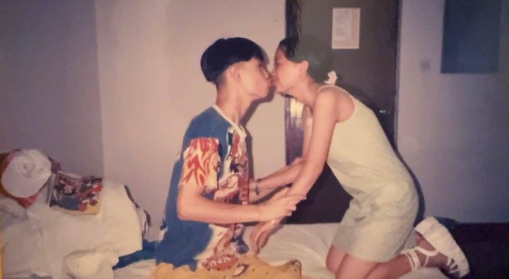 小沈阳晒“沈春阳亲吻照” 纪念21年婚姻 -1