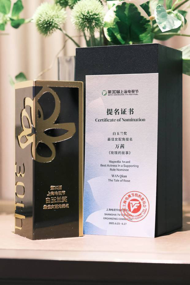 万茜着白色抹胸裙展优雅，短发更添利落 -2