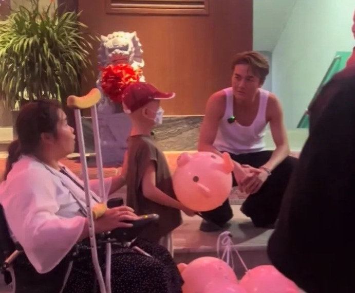 街头卖花患病母子获吴克群助，称其如邻家大哥 -1