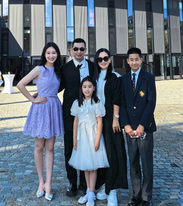 赵文卓分享五口之家幸福照，庆祝大女儿毕业 -1