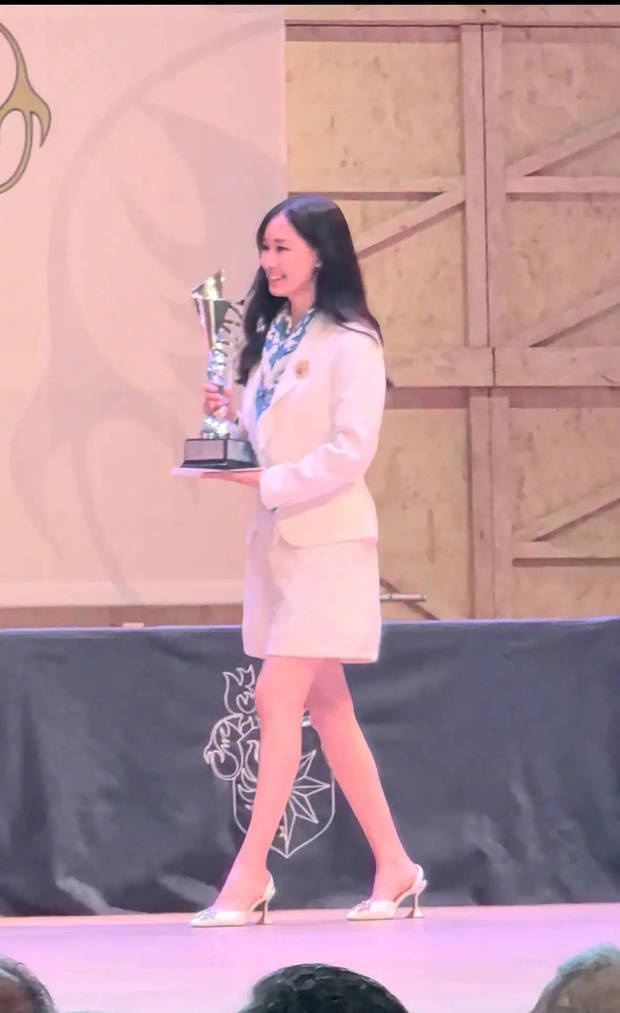 赵文卓分享五口之家幸福照，庆祝大女儿毕业 -3
