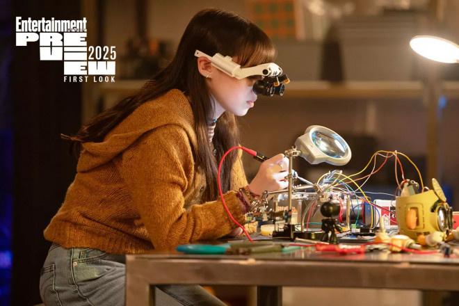 《梅根2.0》剧照曝光！温子仁监制，AI娃娃再临 -1