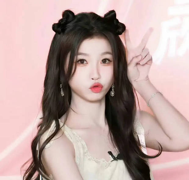 虞书欣《蝴蝶结猫耳》造型甜度爆表，嘟嘴比心少女感爆棚 -1