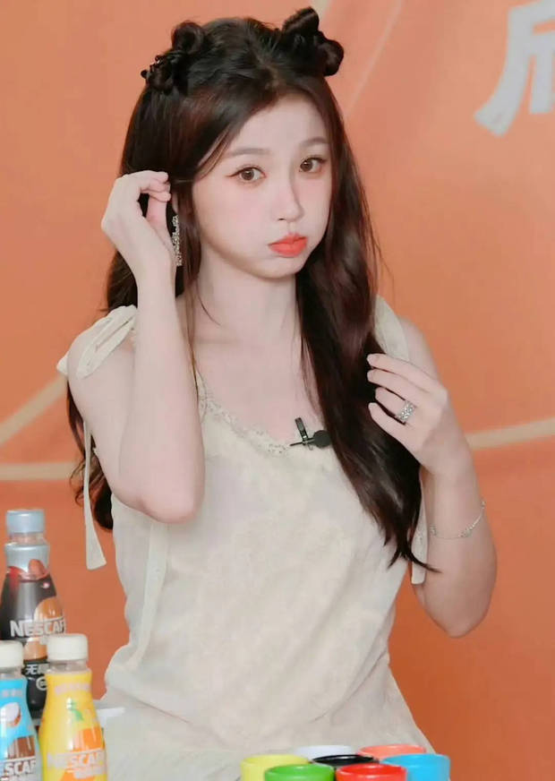 虞书欣《蝴蝶结猫耳》造型甜度爆表，嘟嘴比心少女感爆棚 -2