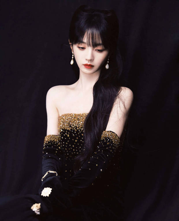 田曦薇碎钻裙演绎黑白复古美 -3
