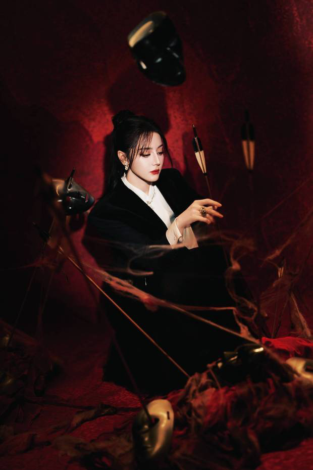 迪丽热巴《歌剧风》造型惊艳，刺绣西装彰显女王风范 -1
