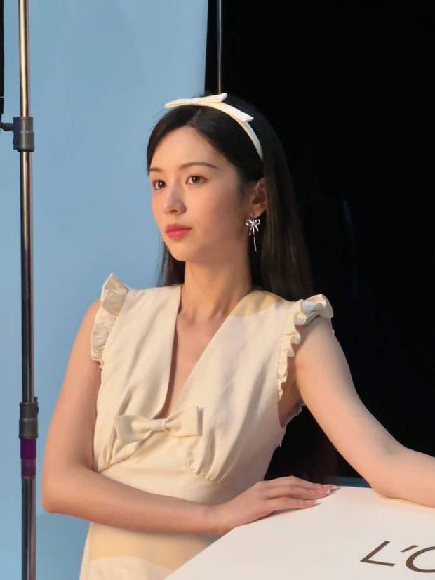 周也蝴蝶结写真：黑发粉唇展现少女浪漫 -1