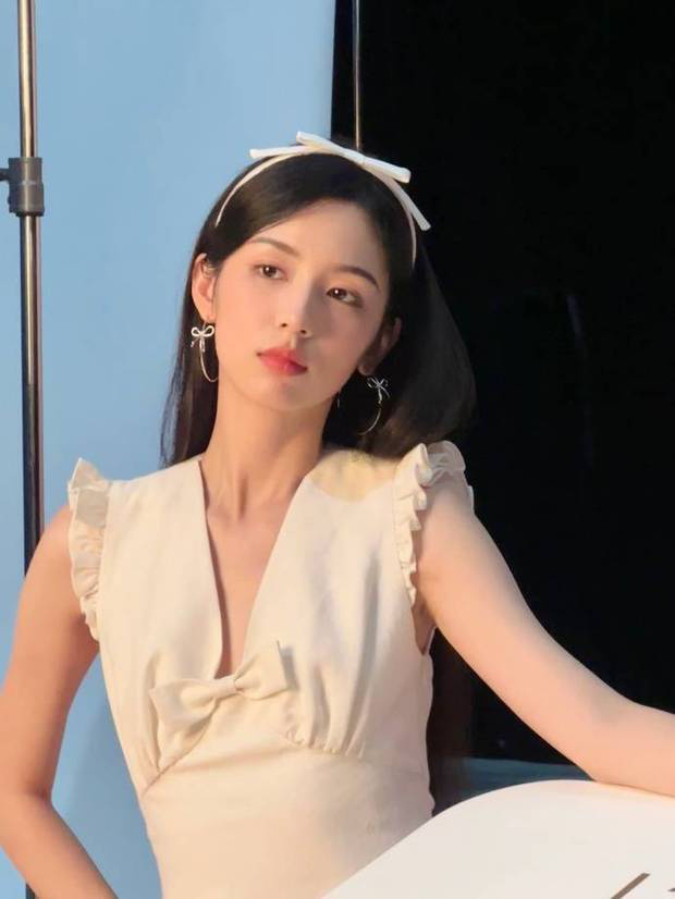 周也蝴蝶结写真：黑发粉唇展现少女浪漫 -2