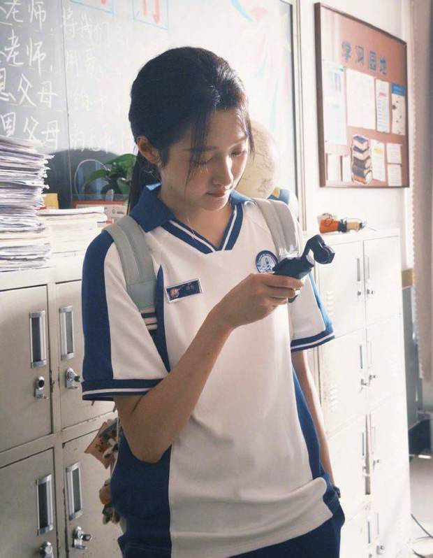 关晓彤新剧片场照曝光，《单马尾校服》造型散发青春活力 -3