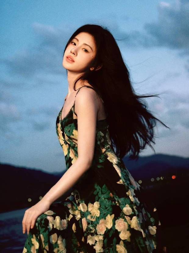 鞠婧祎《墨绿玫瑰长裙》如诗如画，吊带显雪肌，清纯溢出屏 -3