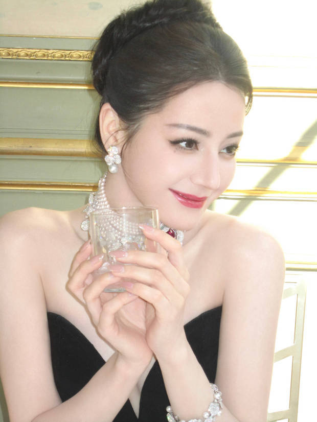 迪丽热巴《黑玫瑰》抹胸裙亮相，展现优雅曼妙身姿 -4