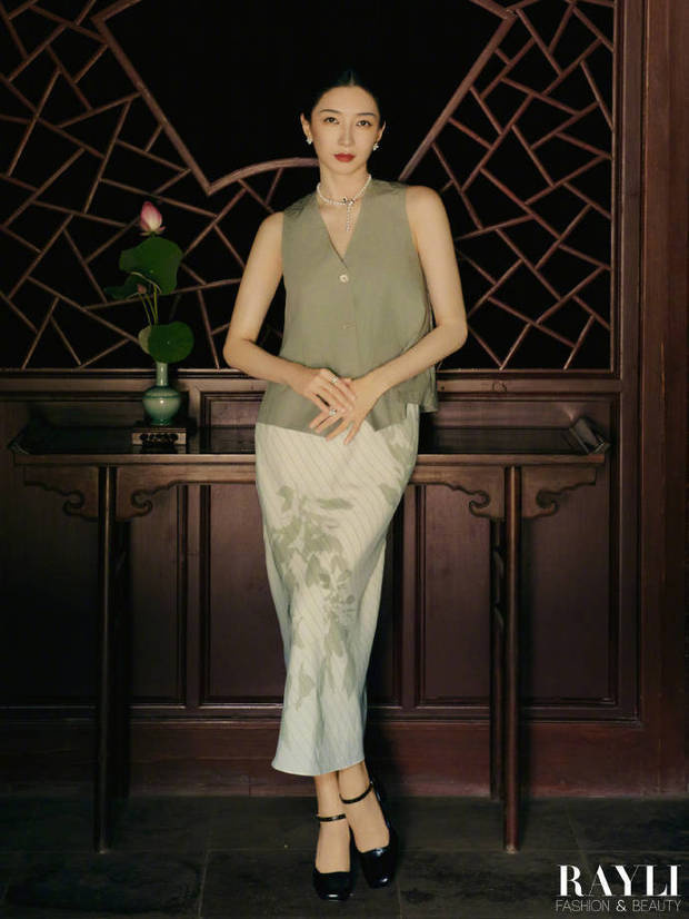 江疏影《杂志封面》中式绣花裙，东方风情尽展 -2