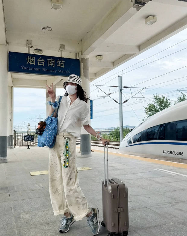 宋佳高铁站休闲装扮，俏皮远眺显灵动 -2