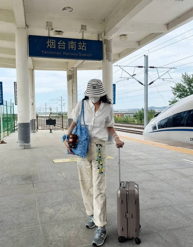 宋佳高铁站休闲装扮，俏皮远眺显灵动 -1