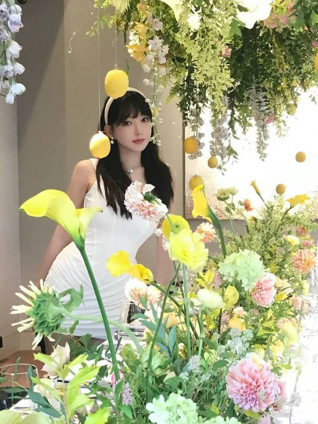 程潇穿白裙显S曲线，鲜花相伴化身氧气美女，氛围满分 -2