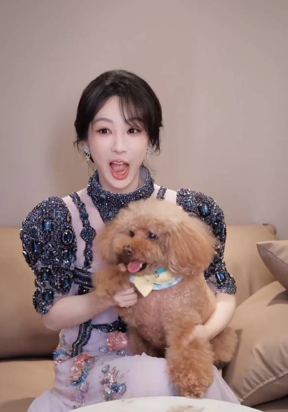 杨紫携爱犬PiuPiu共舞手势舞，网友直呼萌翻了 -3