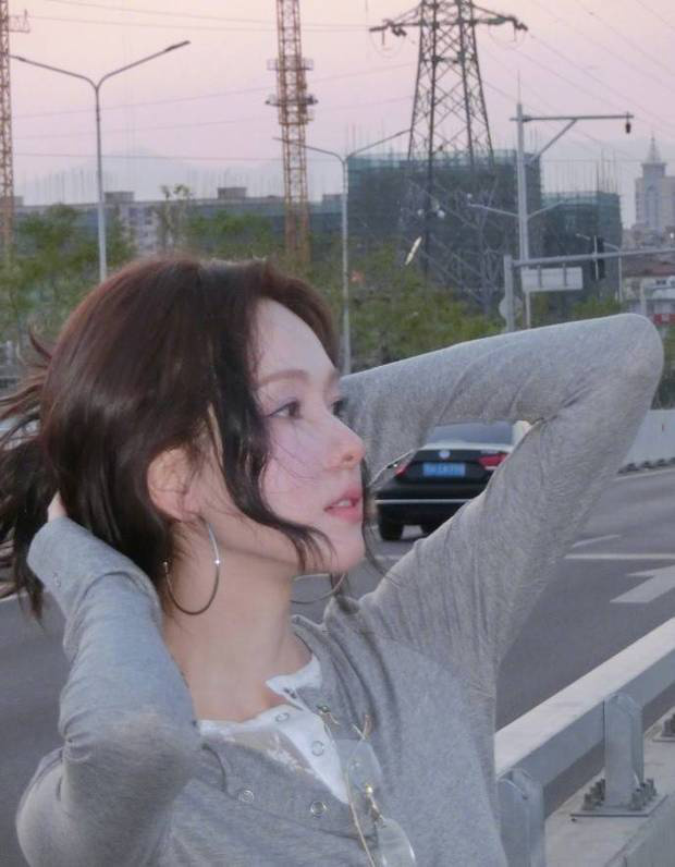 陈都灵：灰色针织配金属耳环，慵懒风演绎高智感 -2